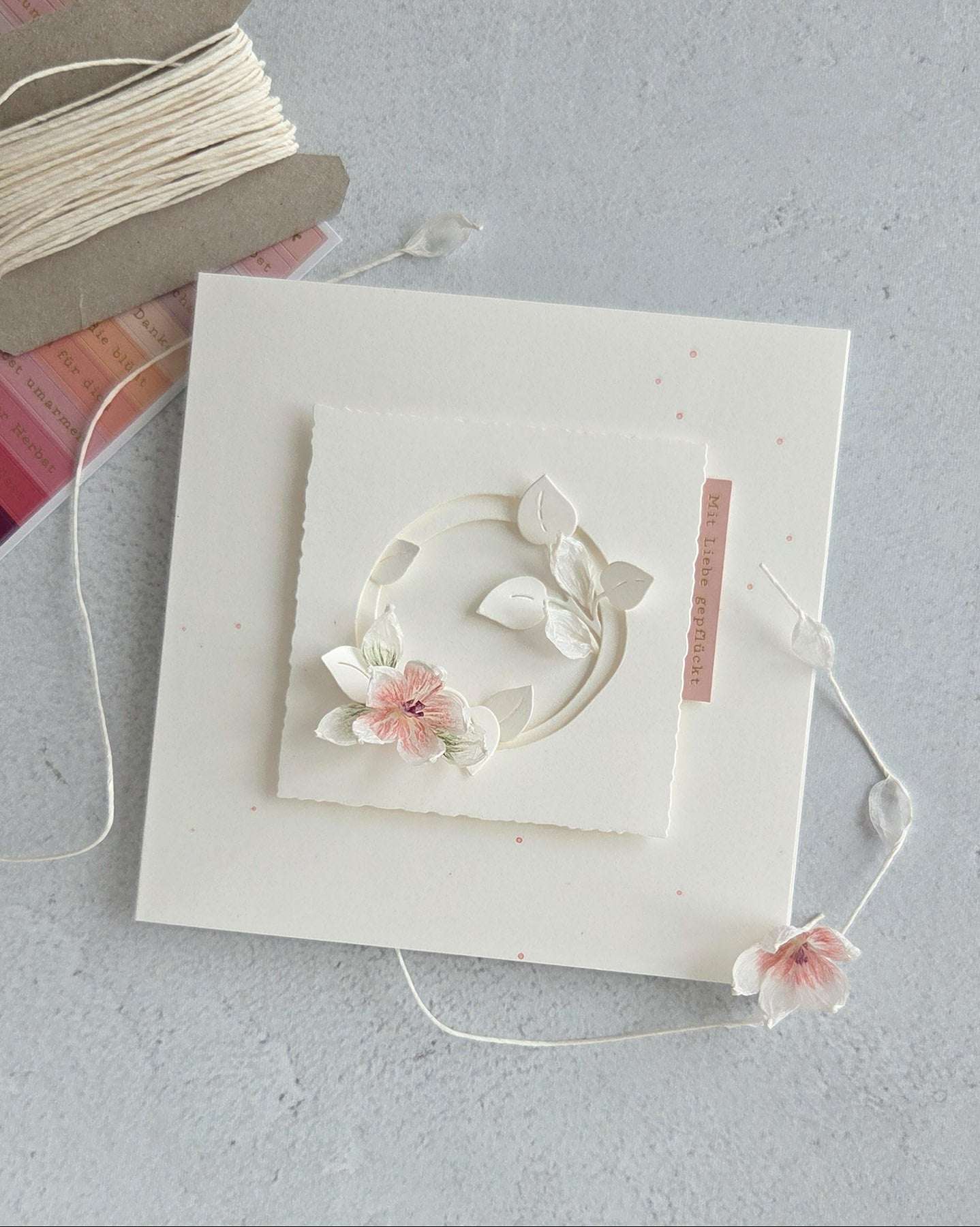 Karte mit Papierblüten aus Papierfaden