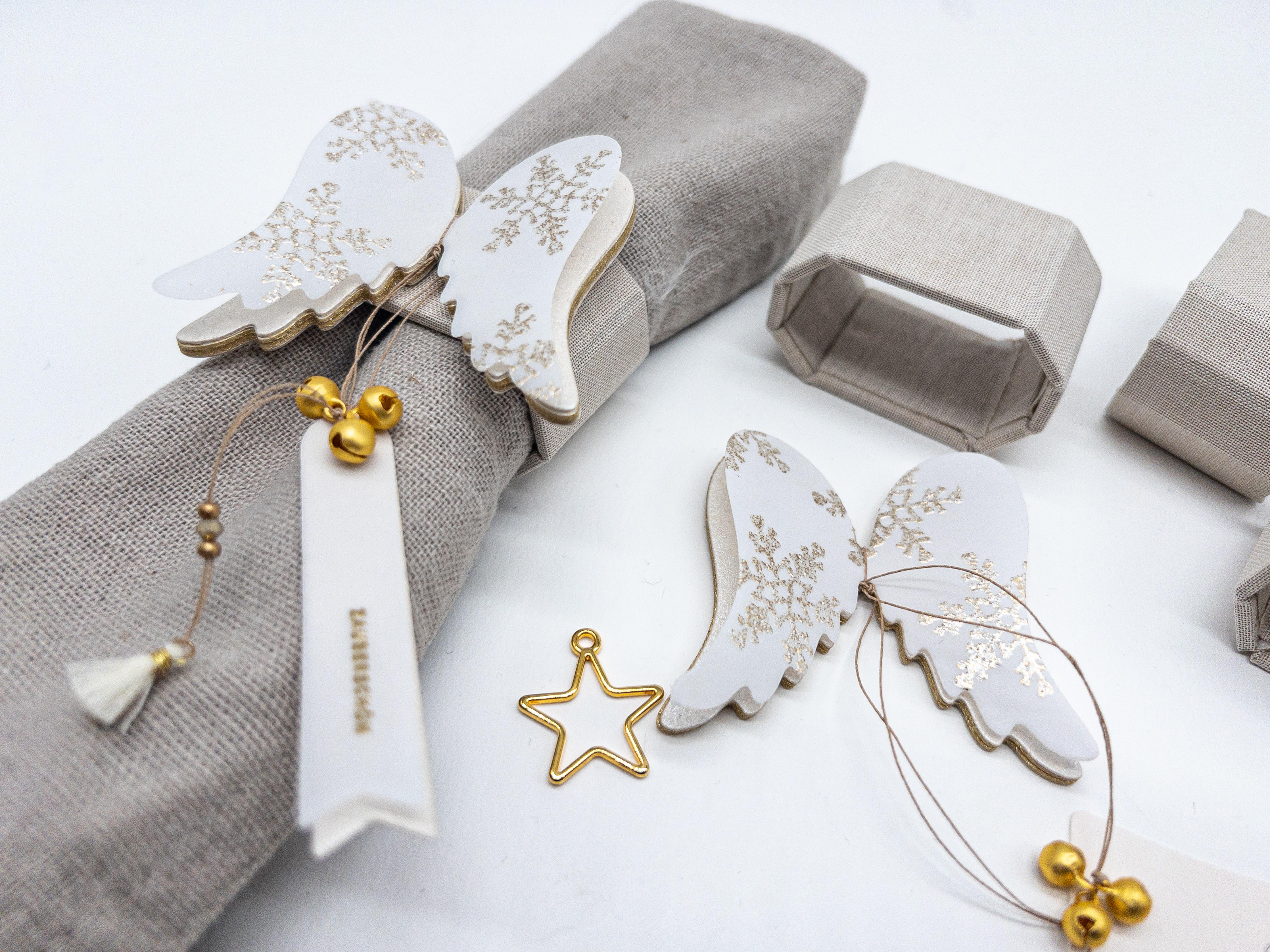 Serviettenring mit Engelsflügel und grauer Serviette