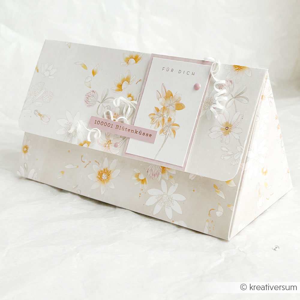 Dreieckige, florale Geschenkbox von Alexandra Renke aus Designpapier mit einem "Für Dich"-Anhänger und zarten Pastellblumen auf Weiß - perfekt für Papierprojekte oder in Kombination mit dem Floraler Kärtchenbogen Gelbgrün.