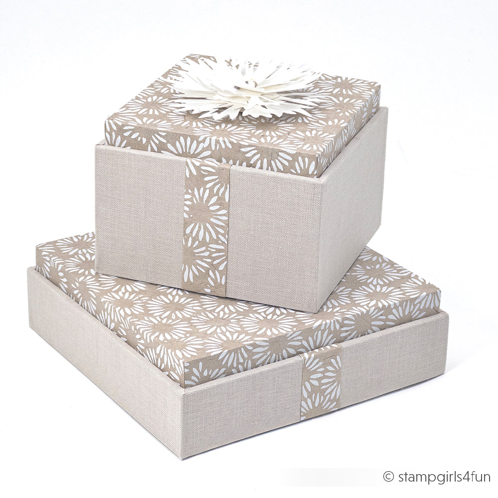 Zwei dekorative beigefarbene Geschenkboxen mit weißem Blumenmuster von Alexandra Renke, ineinander gestapelt - ideal als PAPPKit für Geschenkverpackungen selbst machen oder als Inspiration für Ihr nächstes Einsteckbox basteln Projekt.
