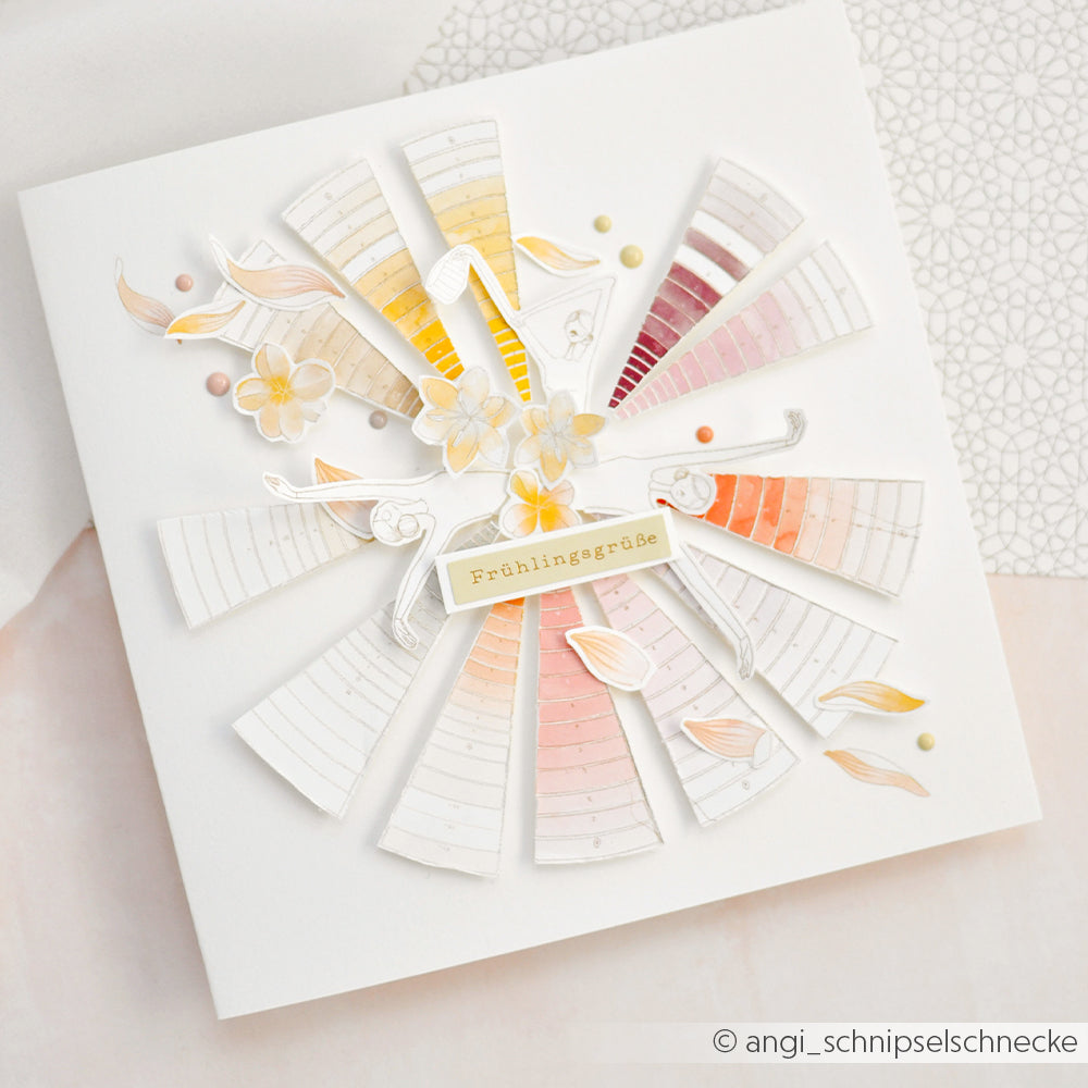 Eine handgefertigte Frühlingskarte von Alexandra Renke mit pastellfarbenen Fächerformen, Blumen und "Frühlingsgrüße" in der Mitte - ideal für Bastelprojekte, die vom Blütentanz inspiriert sind.