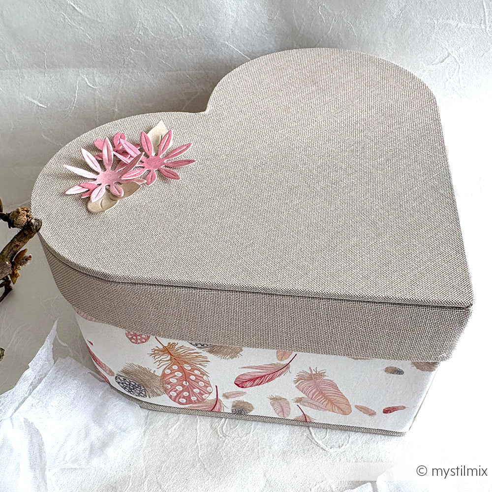 Herzförmige Schachtel von Alexandra Renke mit beigem Deckel, rosa Blumen auf der Oberseite und einem Boden mit Blumenmuster - eine bezaubernde DIY Geschenkverpackung oder Herzbox basteln Idee, perfekt zum Verschenken. Ausgestellt auf weißem Hintergrund.