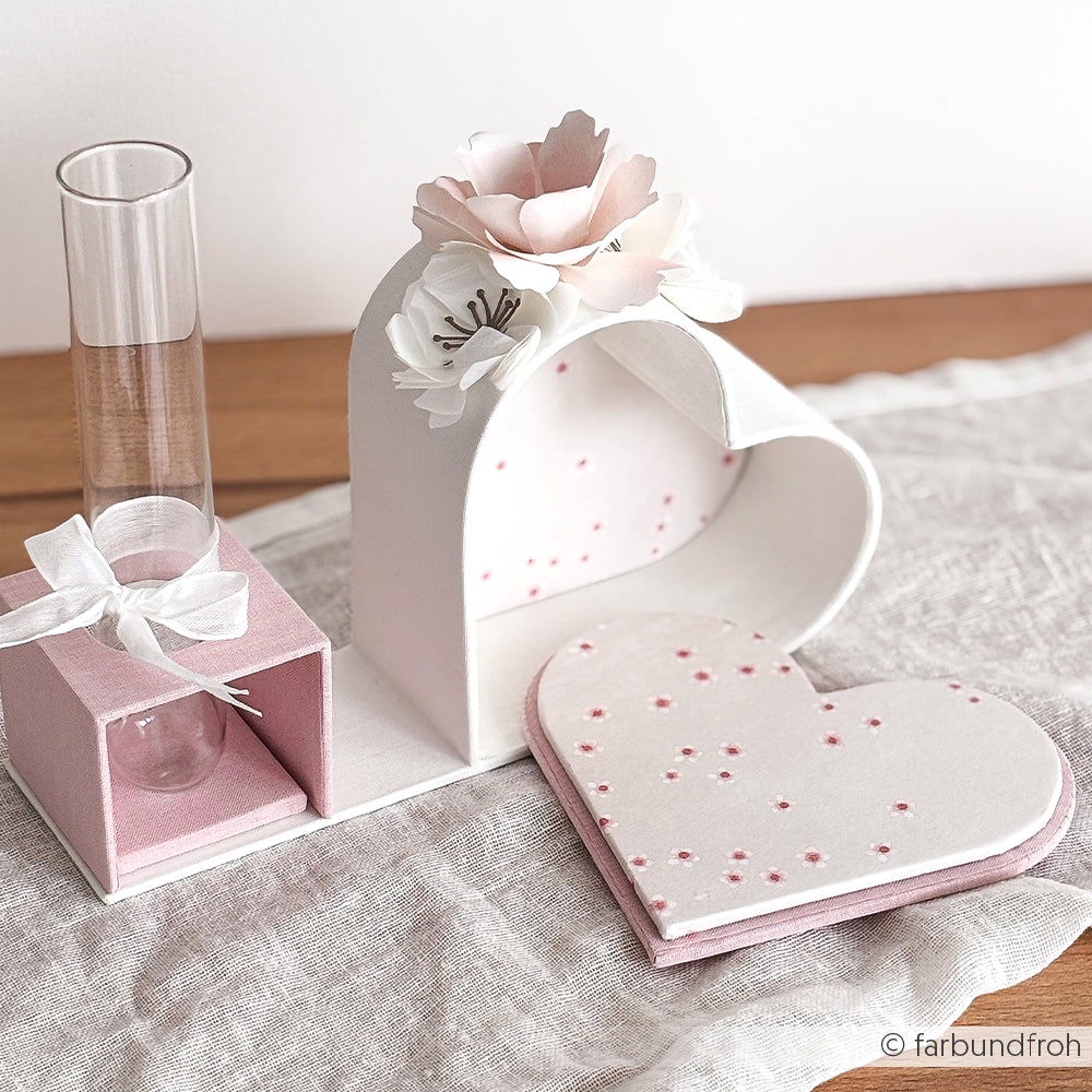 Rosa-weiße Herzbox mit Blumen und einer Reagenzglasvase von Alexandra Renke - ideal als Geschenkverpackung für Ihr nächstes DIY-Projekt oder als Inspiration für Ihre eigene Herzbox basteln.