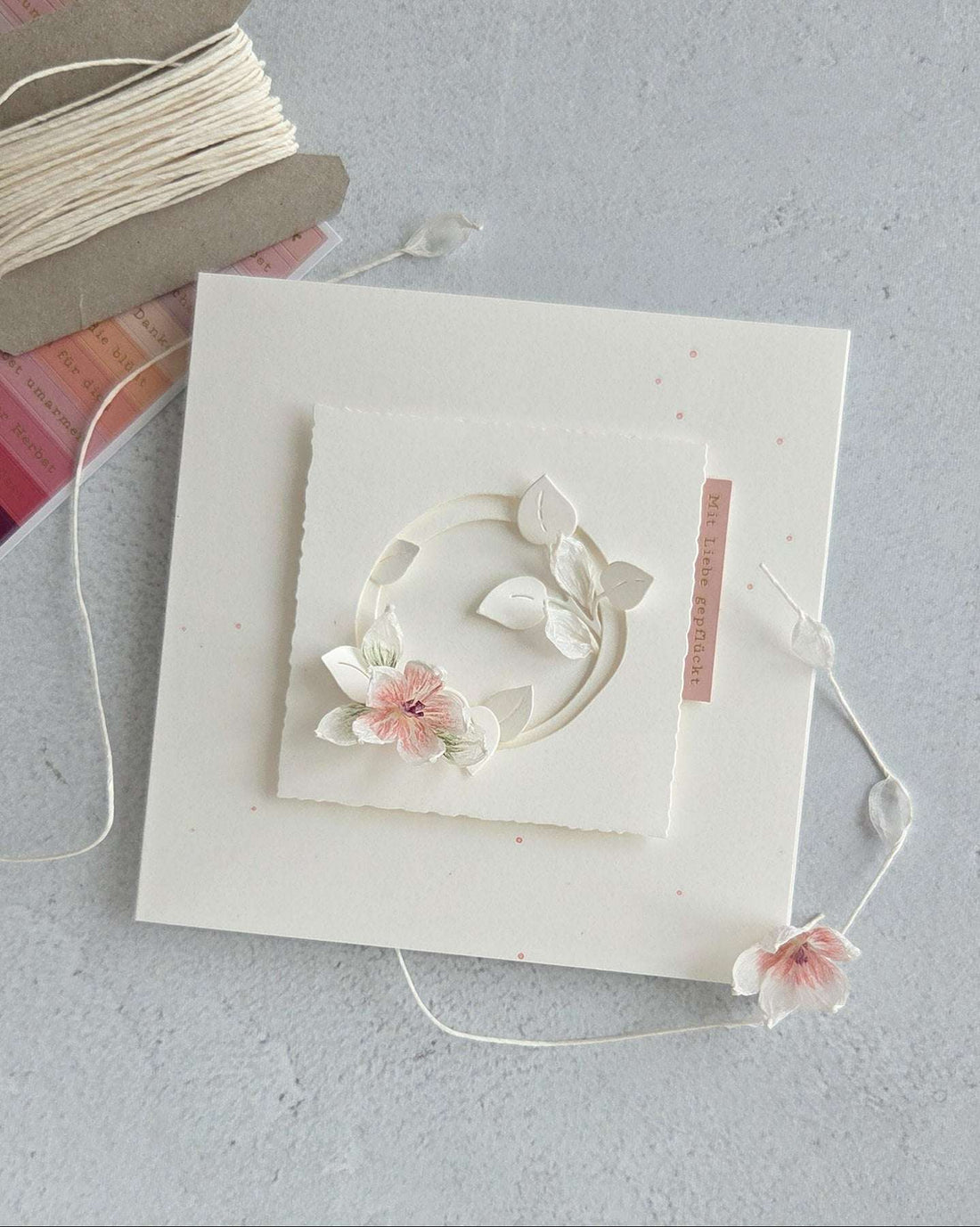 Karte mit Papierblüten aus Papierfaden