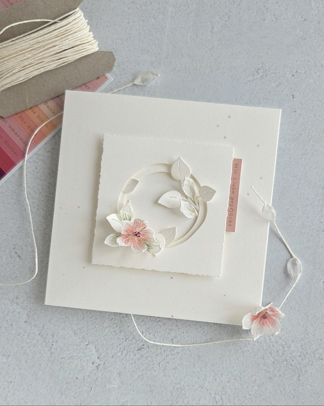 Karte mit Papierblüten aus Papierfaden