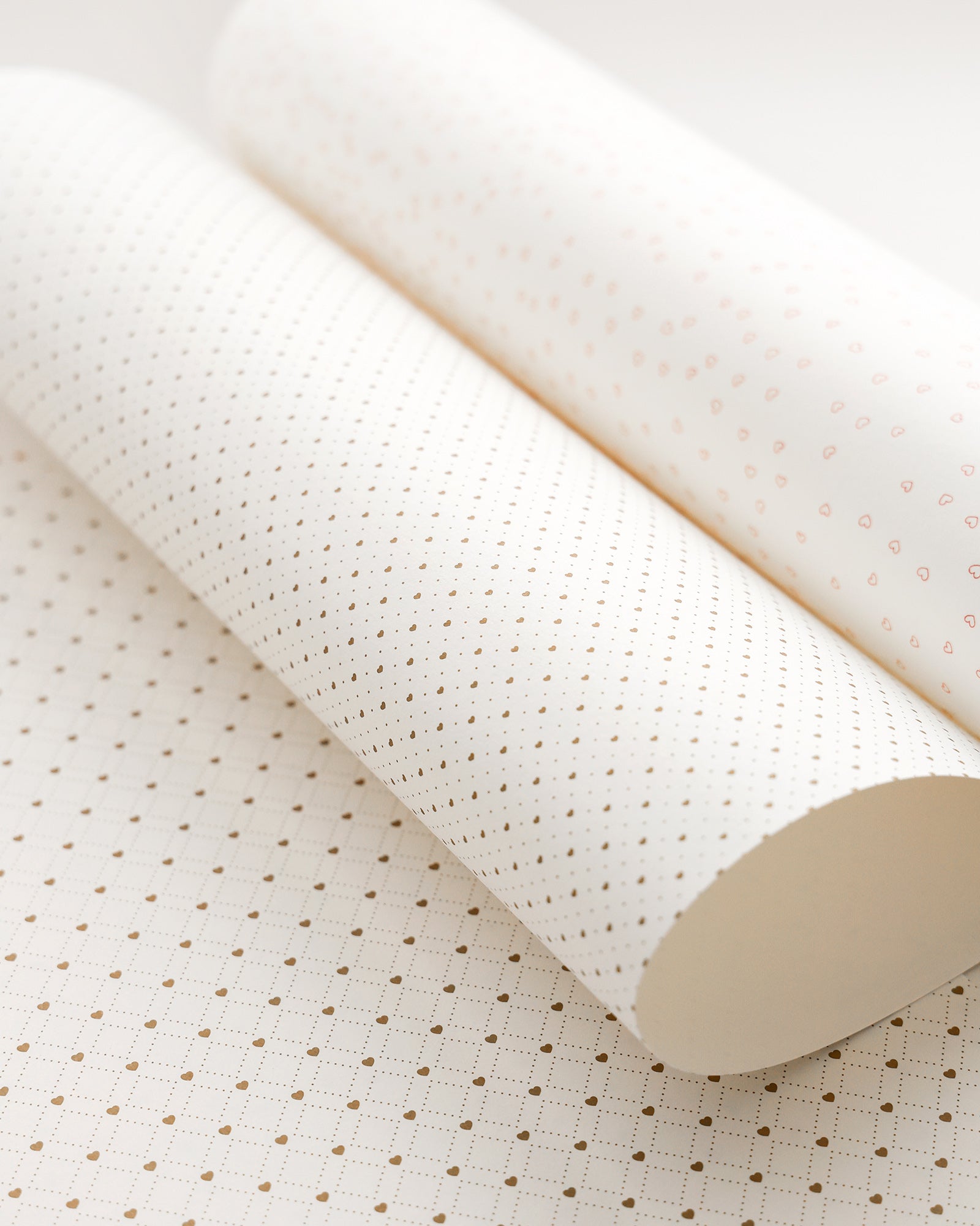 Drei elegante, minimalistische Grußkarten mit floralen Motiven und zarten Verzierungen auf einem gewellten blauen Karton.