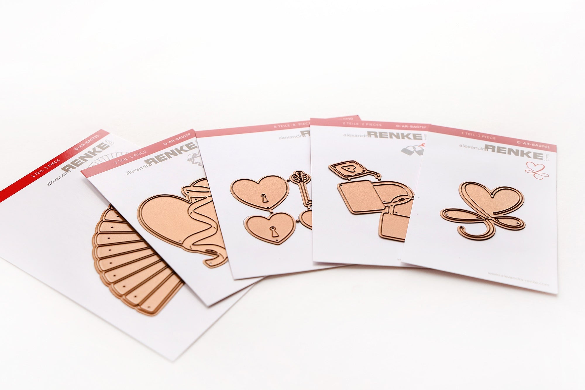 Fünf Sets mit Metallstanzformen in verschiedenen Formen, darunter Blumen, Sterne, Schmetterlinge und Fische.