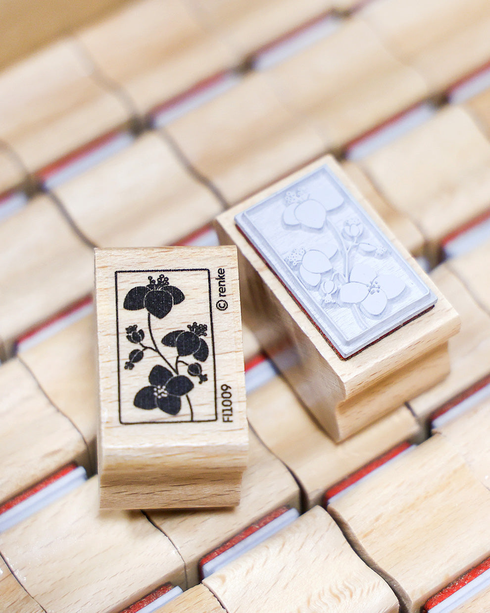 Handgefertigte Karte mit Blumenskizzen in Rahmen, rosa Blumen und dem deutschen Wort Lieblingsmensch.