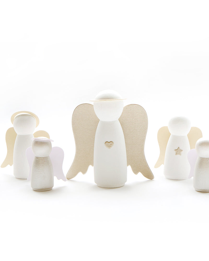 Fünf minimalistische hölzerne Engel mit einfachen Flügeln und Heiligenscheinen, angeordnet auf einem weißen Hintergrund.