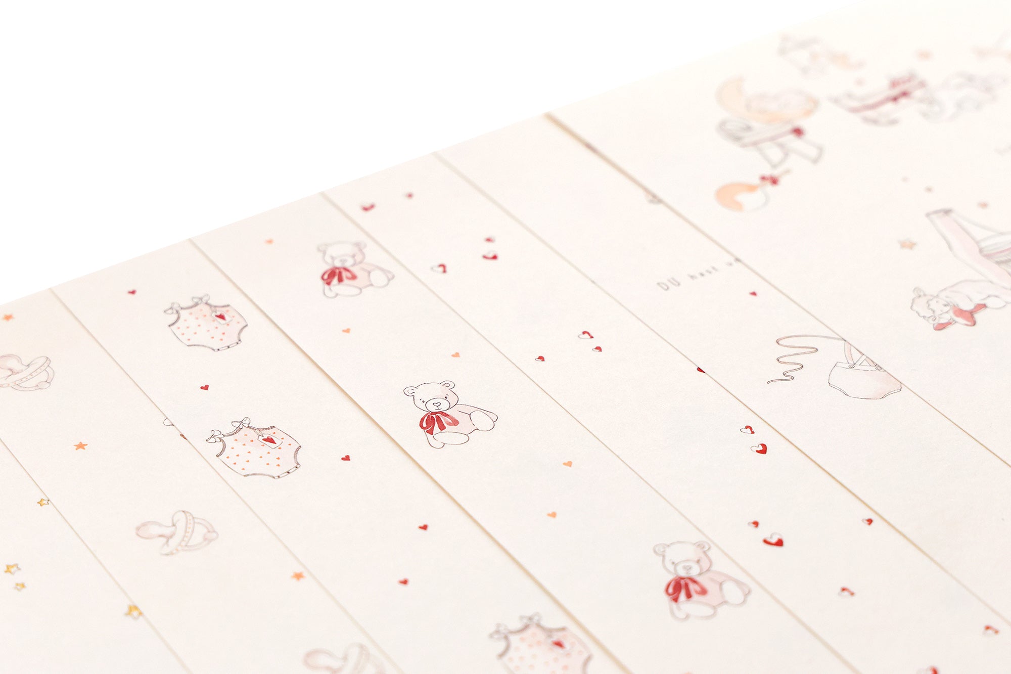 Mehrere Blätter cremefarbenes Papier mit niedlichen Teddybär- und Herz-Illustrationen in sanften Pastellfarben.