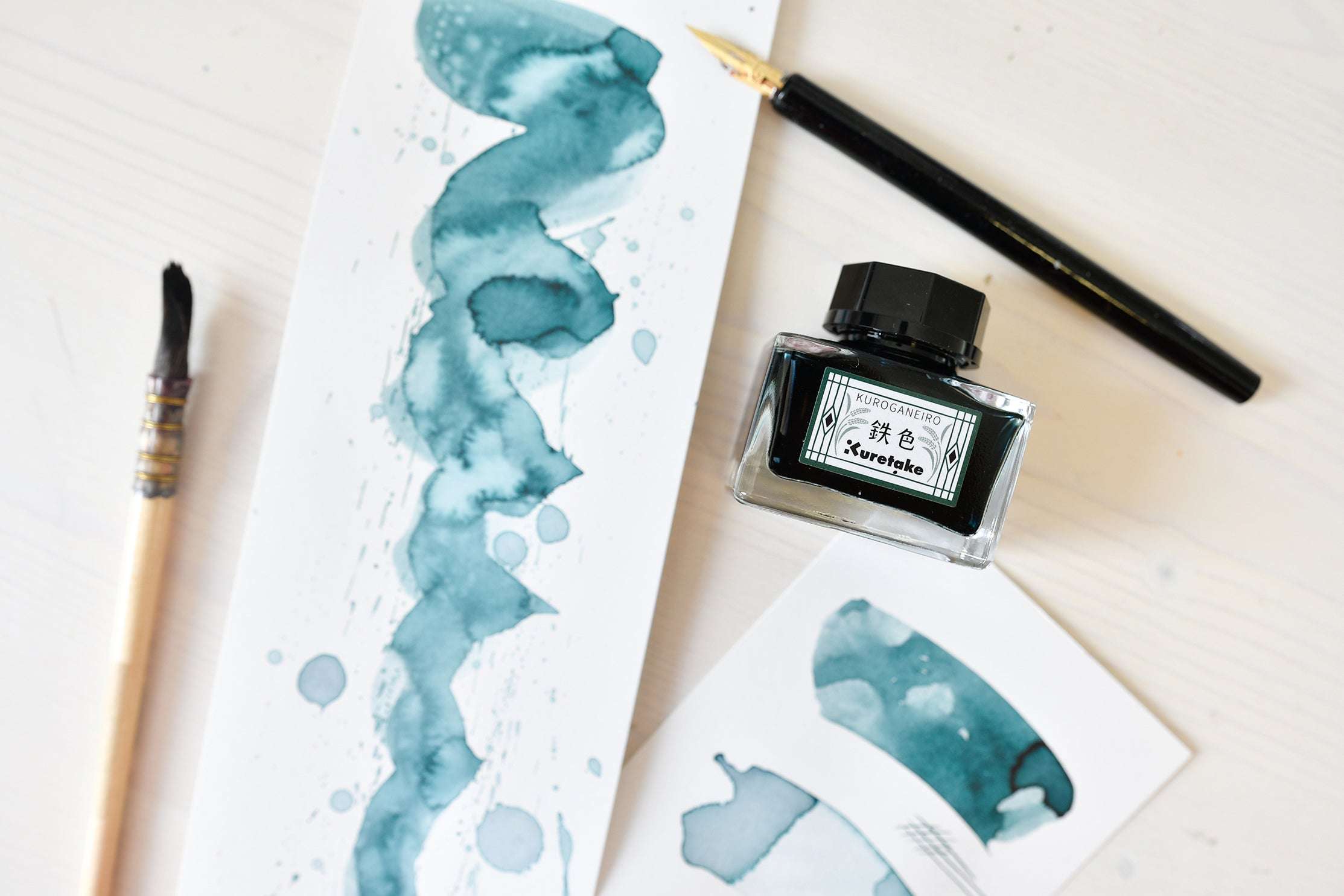 Zwei Fläschchen mit Allzwecktinte, von denen eines offen ist und goldene Tinte verschüttet, mit den Etiketten 70 Vegas Gold und 72 Frost White.