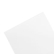 Ein weißes Blatt der Alexandra Renke Siebdruckpappe liegt diagonal auf einem schlichten weißen Hintergrund, der häufig für POS-Materialien und Kartondeckschichten verwendet wird.