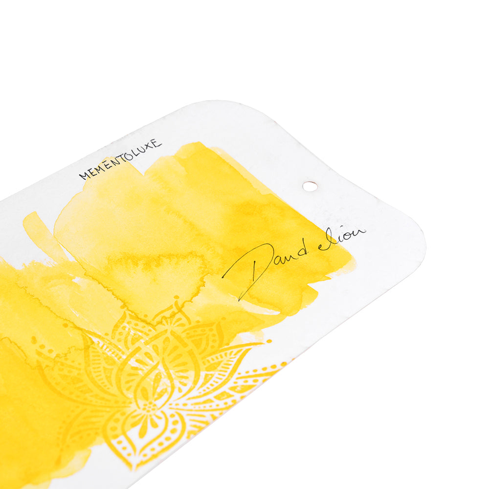 Weiße Karte mit gelben Aquarellfarben, hergestellt mit Tsukineko Pigment-Tinten, mit einem Mandala-Muster und handgeschriebenem Text "Löwenzahn".