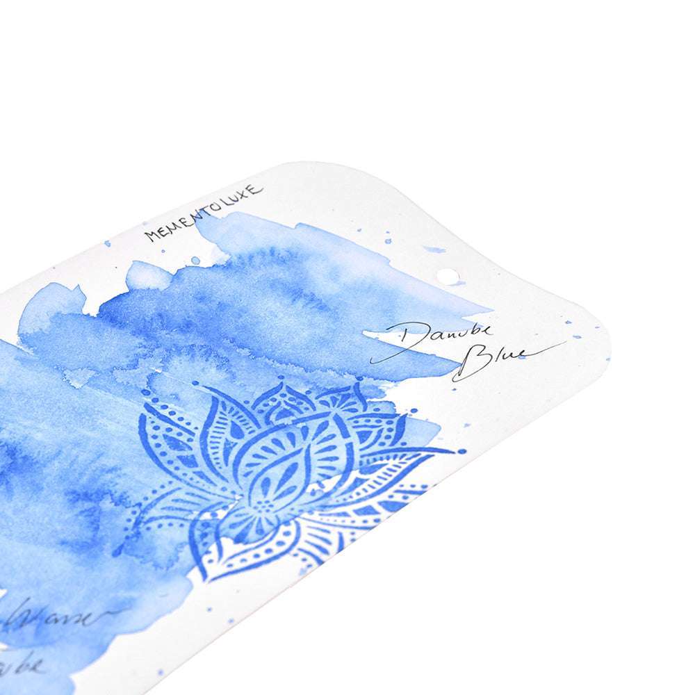 Eine Tsukineko Danube Blue Aquarellkarte mit einem floralen Mandala-Design, ideal für kreative Stempeln auf Stoff Projekte in Kombination mit Momento Luxe Pigment-Tinten Stempelkissen.