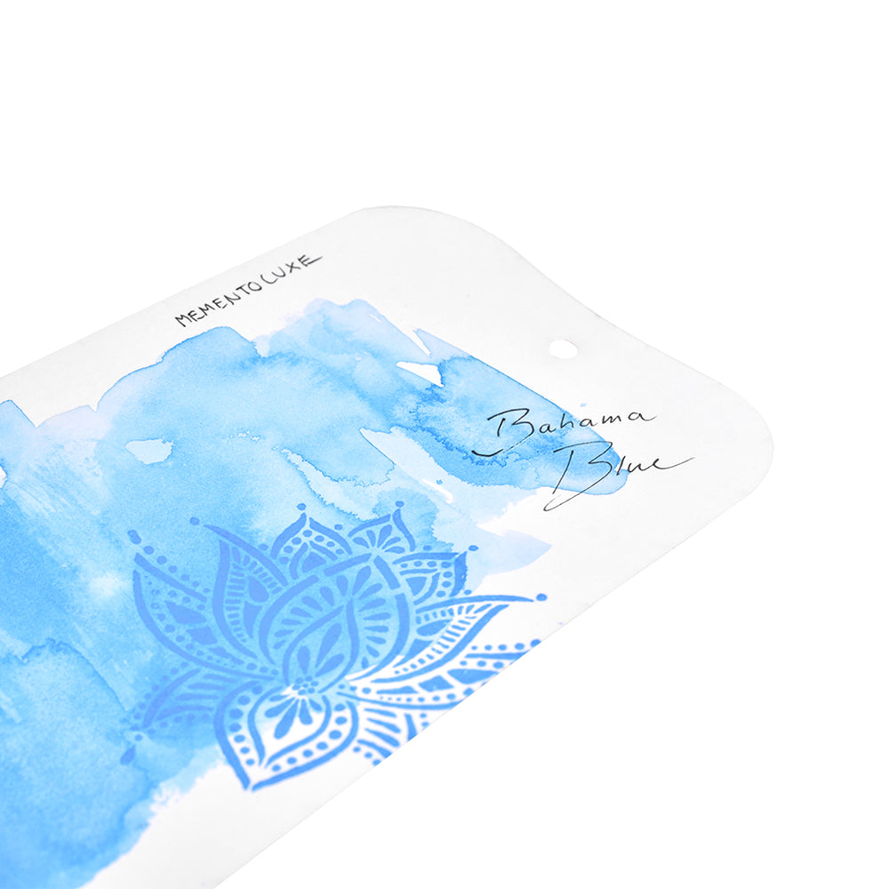 Eine Karte mit blauen Aquarellfarben, einem floralen Motiv und dem Text "Bahama Blue" auf Weiß - perfekt, um Tsukineko Pigment-Tinten in kreativen Stempelkissen oder Textilstempeln zu präsentieren.