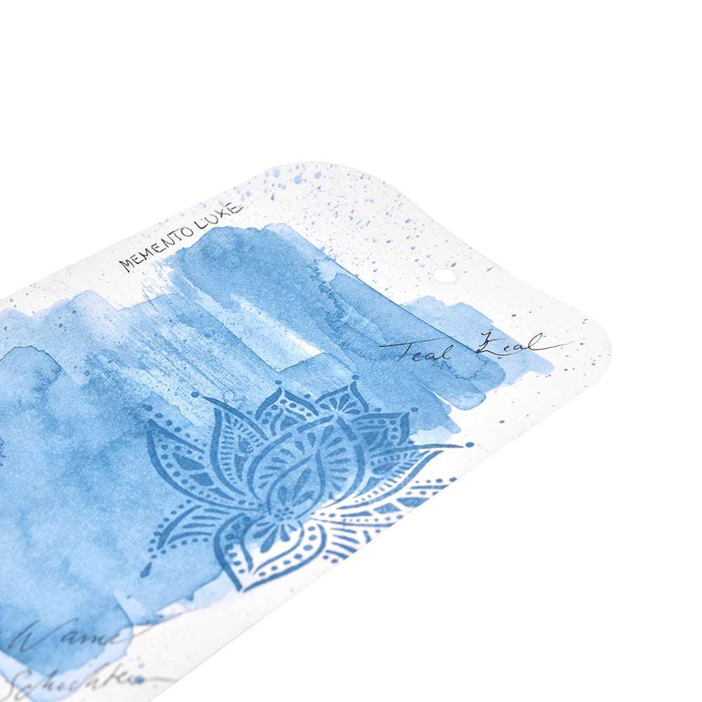 Rechteckige Karte mit blauer Aquarellfarbe, hergestellt mit Tsukineko Pigment-Tinten, mit einem Mandala-Motiv und der Aufschrift "Teal Zeal" in kursiver Handschrift.