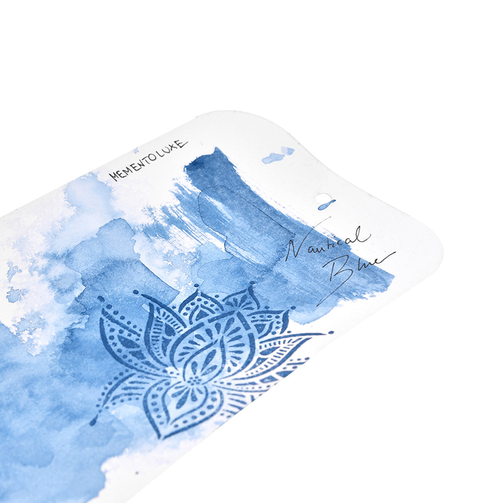 Eine blaue Aquarell-Yogamatte mit einem Mandala-Muster namens Nautical Blue von Tsukineko - mit von Textilstempeln inspirierten Techniken und Pigment-Tinten-Finish für einen lebendigen, künstlerischen Look.