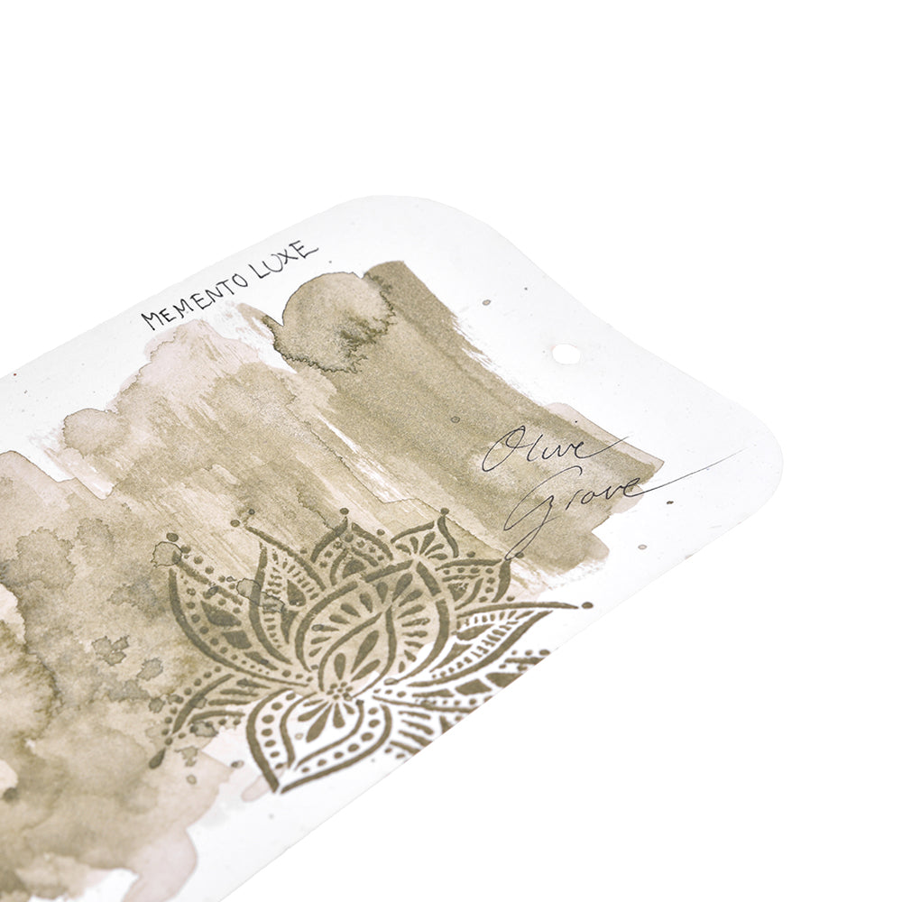 Olivgrünes Aquarellmuster mit Mandala-Muster und handgeschriebenem "Memento Luxe Olive Grove", hergestellt mit einem Tsukineko-Pigmenttintenkissen.