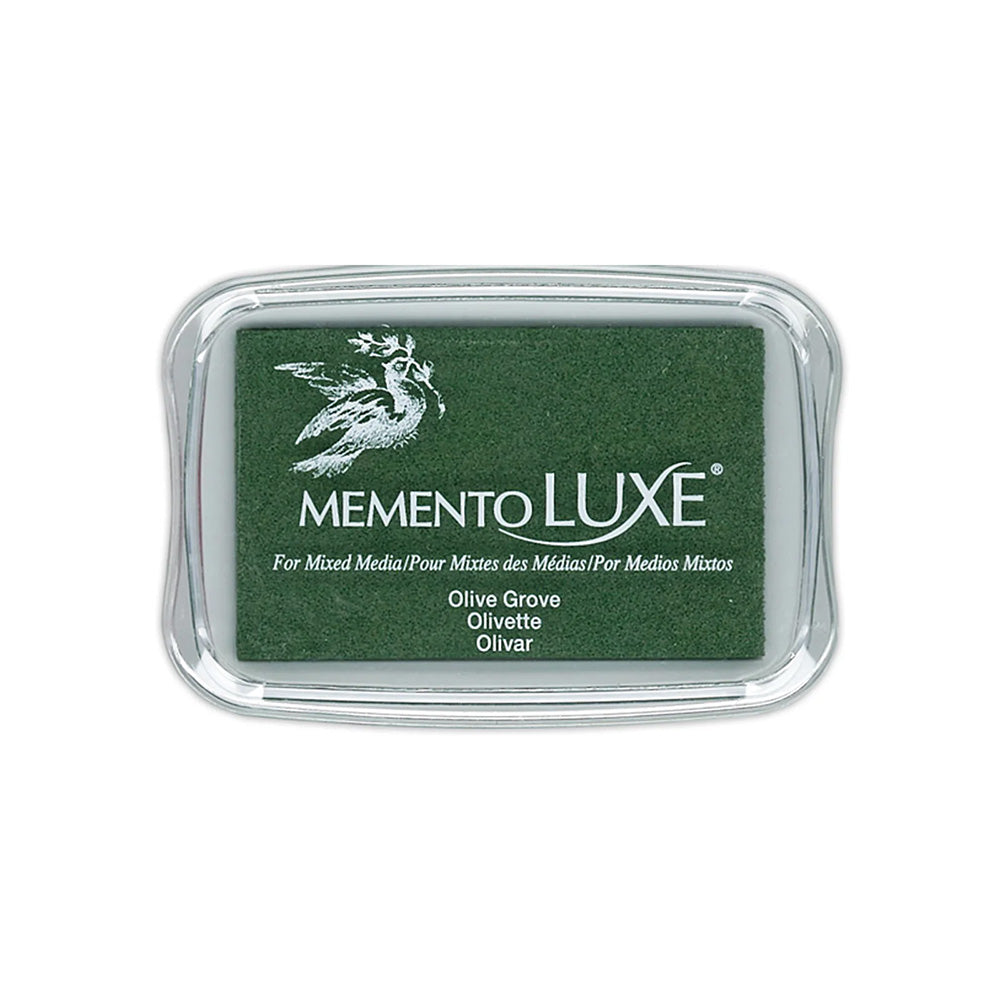 Das Tsukineko Memento Luxe Stempelkissen in Olive Grove bietet reichhaltige Pigmenttinte in einem durchsichtigen Etui mit einem Vogellogo.