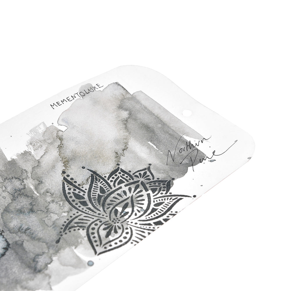 Abstraktes Aquarell in Schwarz und Grau mit verschlungenem Mandala, handschriftlichen Unterschriften und zarten Tsukineko-Pigment-Tinten-Details auf weißem Papier.