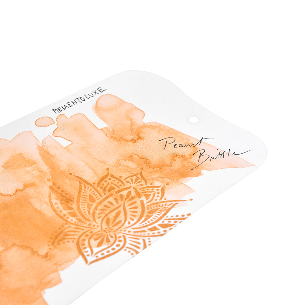 Weiße Karte mit orangefarbenem Aquarellmuster, hergestellt mit Tsukineko Pigment-Tinten, verziert mit einem Mandala-Muster und dem handgeschriebenen Schriftzug "Peanut Butter".