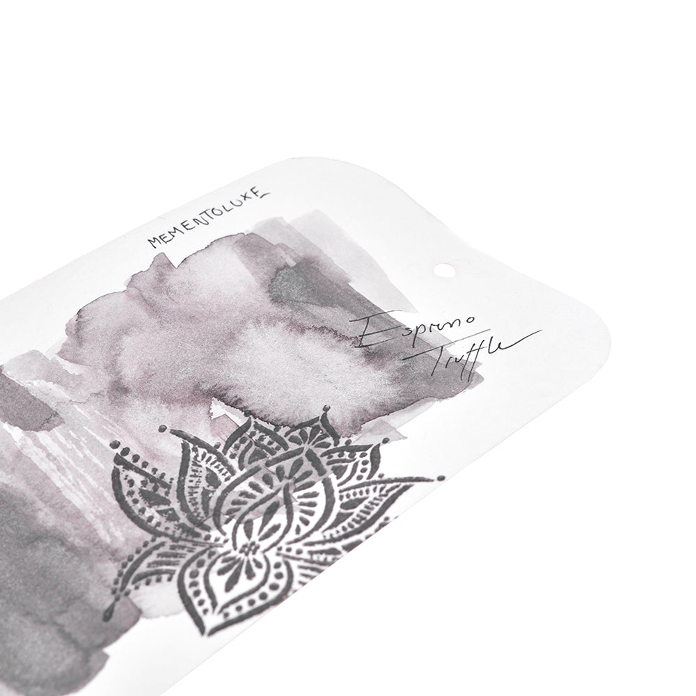 Ein aquarelliertes Lesezeichen mit einem schwarzen Mandala, handgeschriebenem "Espresso Truffle" und zarten Details, die mit Tsukineko Pigment-Tinte aus einem Stempelkissen erstellt wurden.