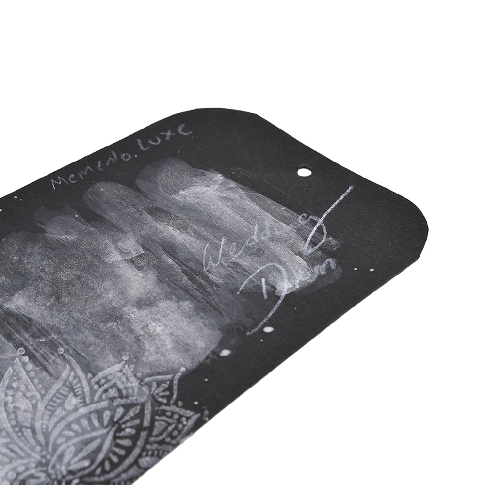Schwarze Karte mit weißem Mandala-Motiv und handgeschriebenem Text mit den Motiven Mermaid Luxe und Wedded Dawn - ideal für die Präsentation von Tsukineko Stempelkissen oder Pigment-Tinten-Kunstwerken bei besonderen Veranstaltungen.