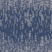 Ein Muster aus hellgrauen Blasen auf dunklem Blau, perfekt für Designpapier oder kreative Projekte wie Grußkarten von Alexandra Renke.
