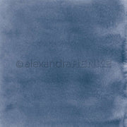 Die blaue Aquarelltextur von Alexandra Renke zeichnet sich durch weiche, unebene Kanten und einen dezenten Farbverlauf aus - perfekt für Buchbinderei oder einzigartige Papierprojekte.