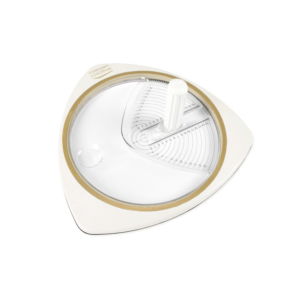 Der Vaessen Kreisschneider verfügt über ein weiß-goldenes Design, Messmarkierungen, einen Griff und einen transparenten Deckel - ideal für akkurate Papierbastelprojekte oder zum präzisen Schneiden von Kreisen.