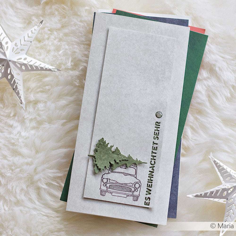 Handgemachte Weihnachtskarte von Alexandra Renke mit einem Auto und einem Baum, Text ES WEIHNACHTET SEHR, aus hochwertigem Designpapier - ideal für einzigartige Grußkarten und festliche Papierprojekte.