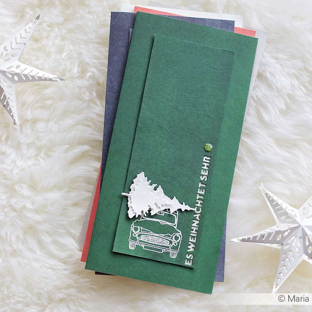 Grüne Weihnachtskarte von Alexandra Renke mit weißem Auto und Baum auf der Spitze, dem Text ES WEIHNACHTET SEHR und Papiersternen - eine festliche Idee mit schönen Designpapier-Details.