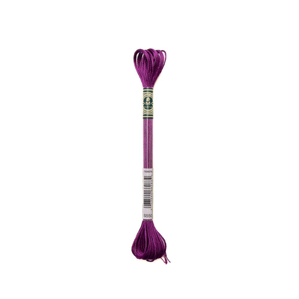 DMC Passionsblumen violette Stickgarnsträhne mit Etikett, isoliert auf weißem Hintergrund.