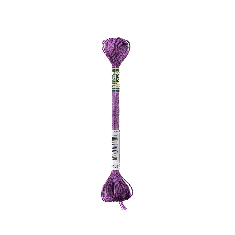 DMC-Stickgarnstrang in lila, aus 100% Viskose mit DMC-Logo und Farbnummer S552.