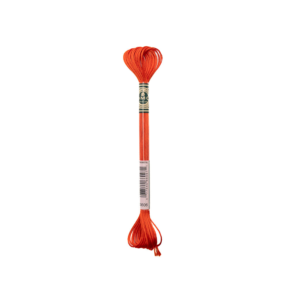 Ein Strang orangefarbener DMC Stickgarn-Stickgarn mit einem in der Mitte eingewickelten Etikett, perfekt für Ihr nächstes Stickerei-Projekt.