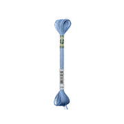 Ein Strang hellblaue Stickgarn von DMC, hergestellt aus 100% Viskose, mit einem Etikett in der Mitte, das die DMC Farbkennung zeigt.