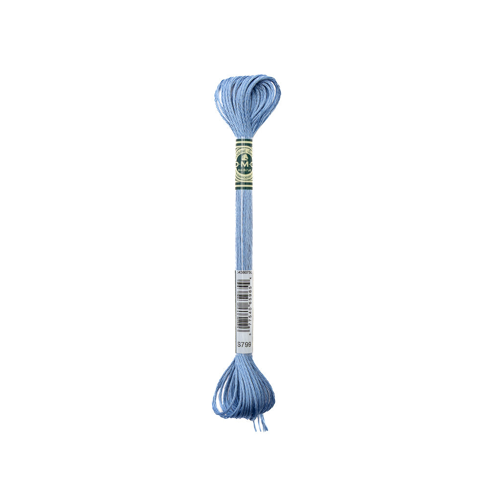 Ein Strang hellblaue Stickgarn von DMC, hergestellt aus 100% Viskose, mit einem Etikett in der Mitte, das die DMC Farbkennung zeigt.