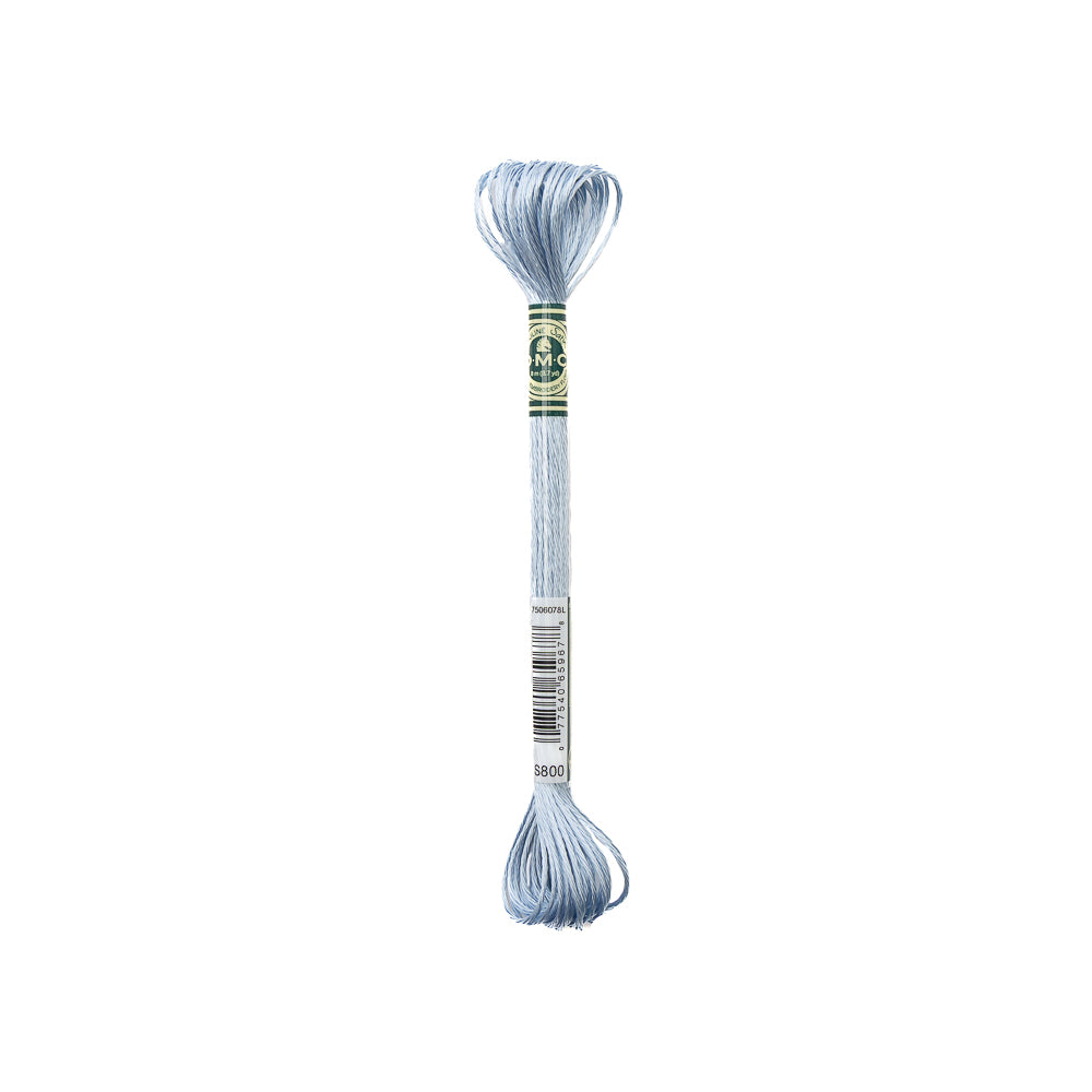 Ein Strang hellblaue DMC Stickgarn, hergestellt aus 100% Viskose, mit DMC Farbkennung in der Mitte.