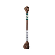 Abgebildet ist ein Strang brauner DMC Stickgarn aus 100% Viskose mit einem grün-weißen Etikett vor weißem Hintergrund.