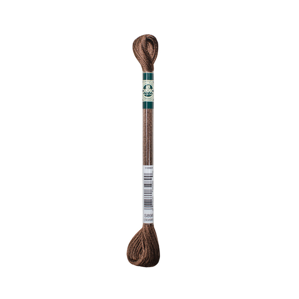 Abgebildet ist ein Strang brauner DMC Stickgarn aus 100% Viskose mit einem grün-weißen Etikett vor weißem Hintergrund.