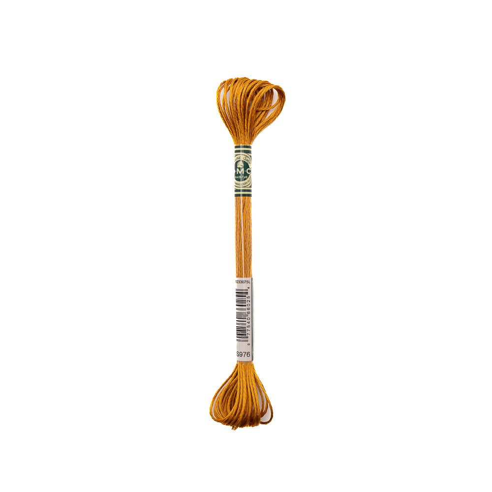 Ein Strang goldgelber DMC-Stickgarne, hergestellt aus 100% Viskose, abgebildet mit Produktetiketten auf weißem Hintergrund - ideal für Stickereien dank seines seidig zarten Garns.