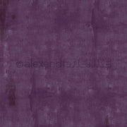 Texturierter violetter Hintergrund mit feinen Pinselstrichen, die einen künstlerischen, leicht ungleichmäßigen Look ergeben - perfekt als Designpapier für Papierprojekte oder das Thema Weihnachten ruhiges Violett von Alexandra Renke.