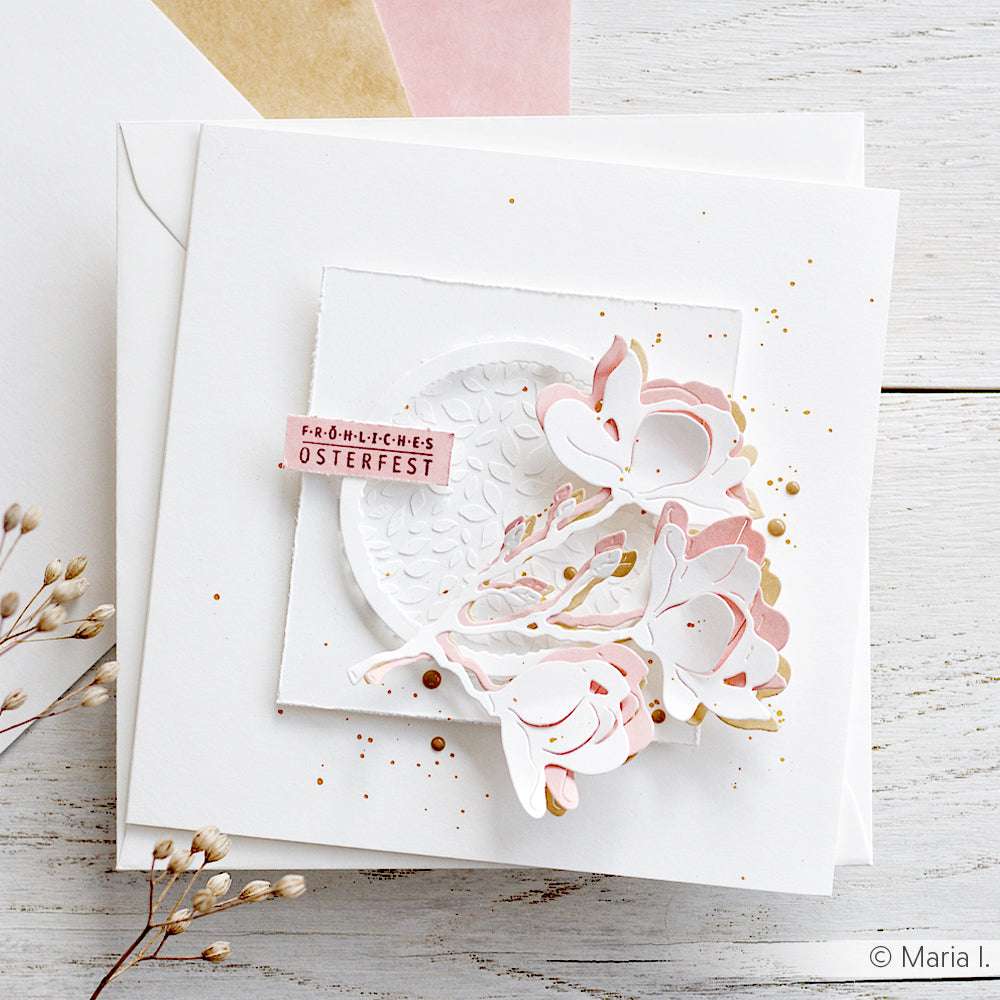 Weiße Grußkarte von Alexandra Renke mit rosafarbenem und goldenem Blumendesign auf hochwertigem Designpapier Weihnachten, deutschem Text und getrockneten Blumen - perfekt für festliche Papierprojekte oder zum Verschenken von Ihrer Lieblingsbuchbinderei.