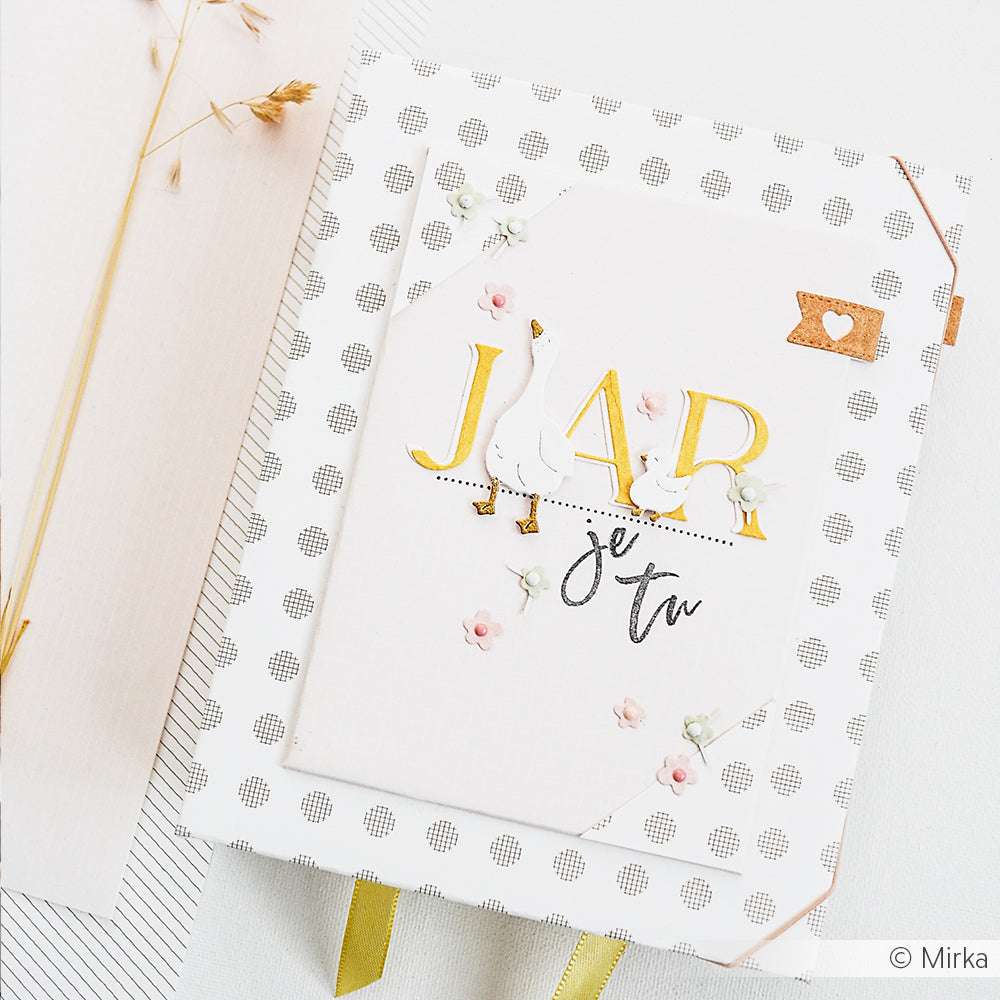 Eine dekorative Karte von Alexandra Renke, gestaltet mit Designpapier, mit dem Text "JAR je t'aime", Blumen und zwei weißen Gänsen auf einem gepunkteten Hintergrund.