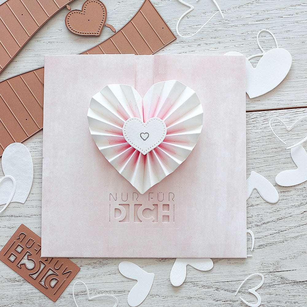 Eine handgefertigte Karte von Alexandra Renke mit einem gefalteten Papierherz, dem Text "Nur für dich" und herzförmigen Ausschnitten - hergestellt mit elegantem Designpapier für einzigartige Papierprojekte.