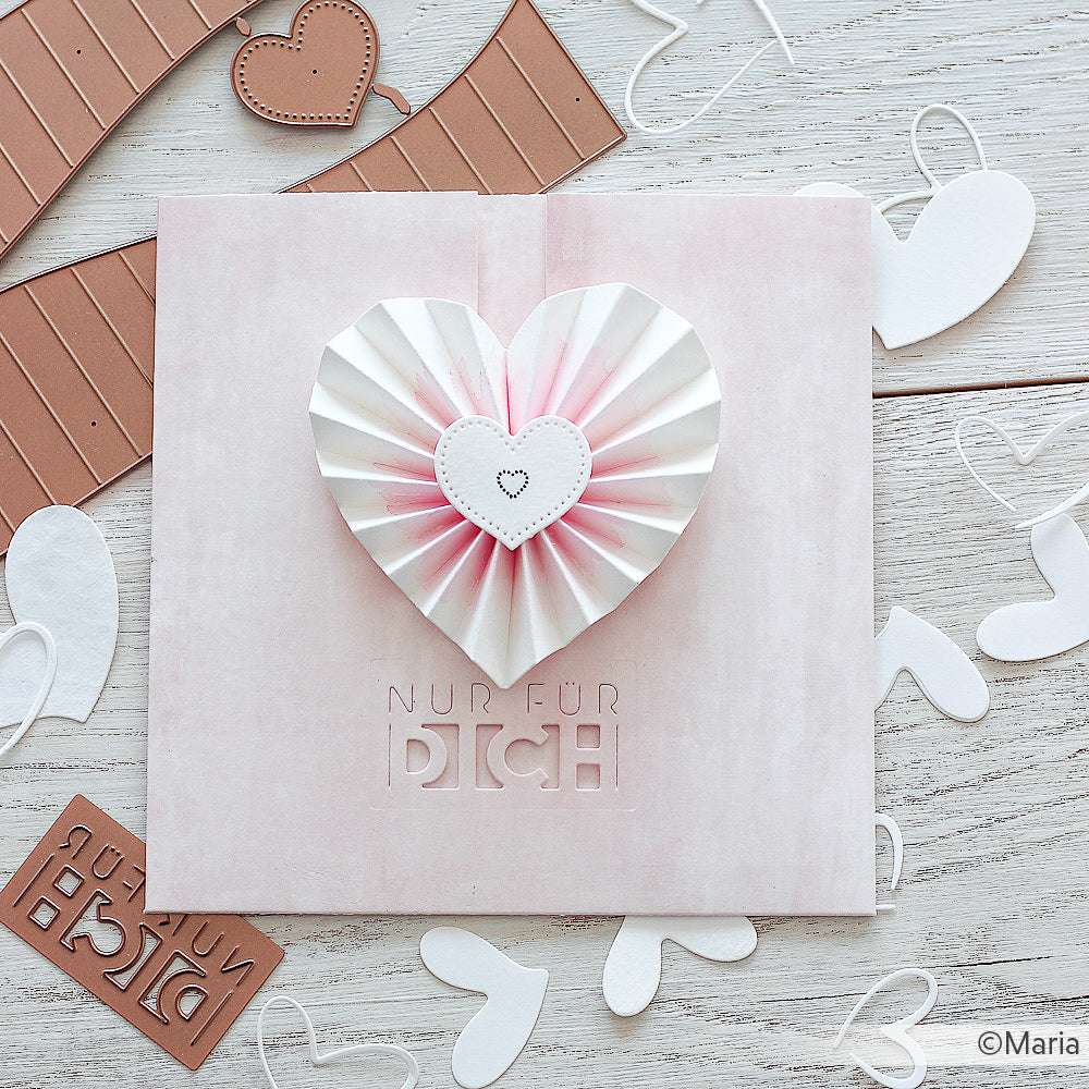 Quadratische Karte mit einem gefalteten Papierherz aus einer Alexandra Renke Motivstanze, dem Text "Nur für dich" und Herzdekorationen auf einer hellen Holzoberfläche.