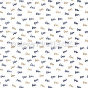 Ein sich wiederholendes Muster von "Liebe" in blauer und goldener Schreibschrift auf Weiß von Alexandra Renke - ideales Designpapier für Papierprojekte oder handgefertigte Grußkarten.