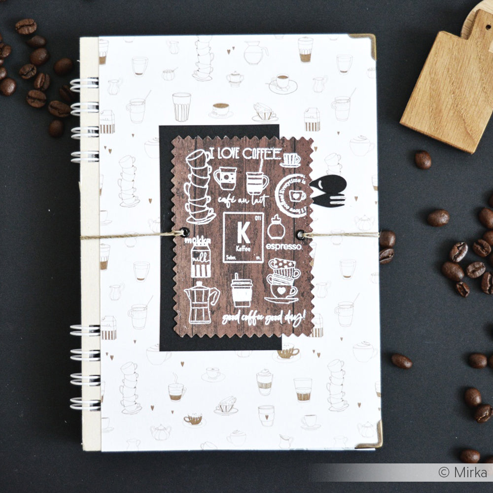 Ein Notizbuch zum Thema Kaffee von Alexandra Renke, verziert mit bezaubernden Kaffee-Illustrationen und umrahmt von Kaffeebohnen auf schwarzem Hintergrund, ist perfekt, um Sie für Ihre nächsten Papierprojekte zu inspirieren. Das einzigartige Designpapier besticht durch ein charmantes Kaffee-Rapport, was dieses Notizbuch zur idealen Wahl sowohl für Kaffeeliebhaber als auch für kreative Köpfe macht.