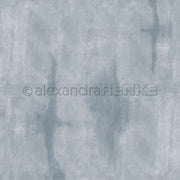 Texturierter hellblau-grauer Aquarellhintergrund mit dezenten vertikalen Streifen, ideal für Designpapier oder Grußkarten. Mit Wasserzeichen und der Aufschrift "Alexandra Renke.