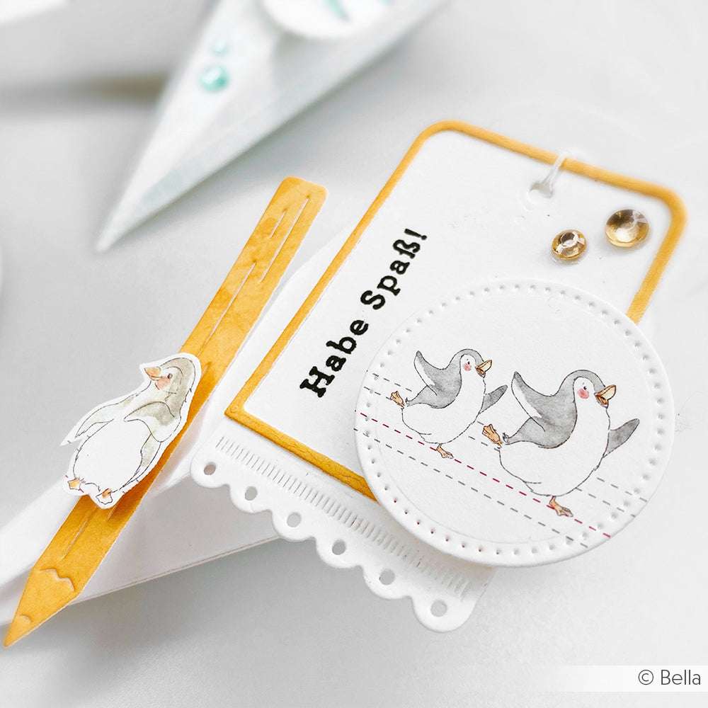 Handgemachte Karte von Alexandra Renke mit fröhlichen Pinguinen, "Habe Spaß!"-Text und goldenen Details auf Weiß - ideal für Papierprojekte oder passend zu Ihrem Lieblingsdesignpapier.